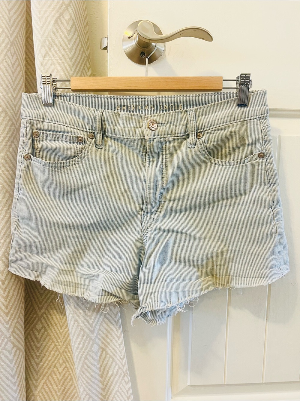 American Eagle Light Blue Stretch Railroad Stripe Womens Denim Shorts size 8